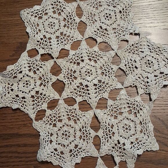 Set Of 3 Elegant unique shape Crochet doilies in white, & ecru - Picture 11 of 13